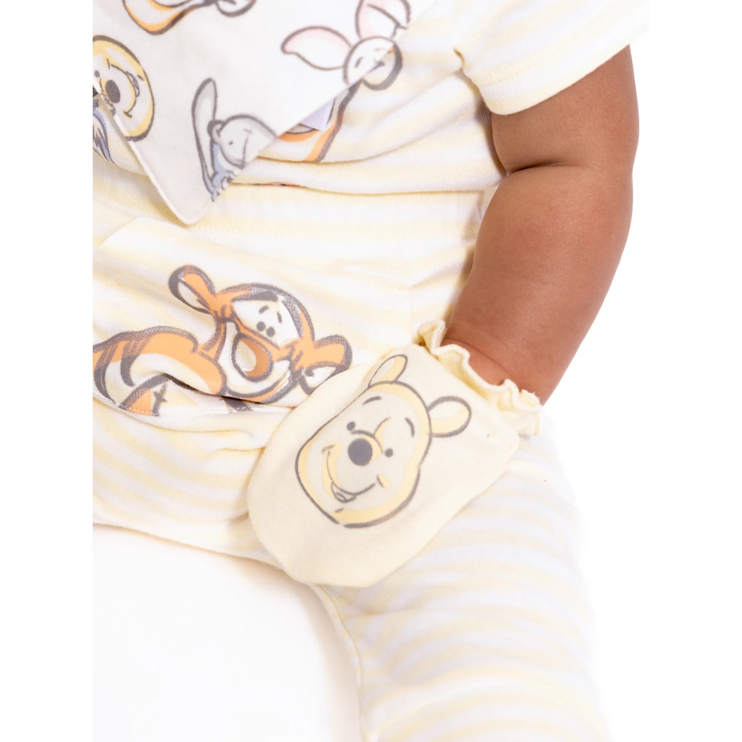 Disney Baby Desea + Sueña, Juego de Babero, Calcetines y Manoplas con Accesorios para Bebé, Paquete de 3, Tallas Recién Nacido- 0-6 meses